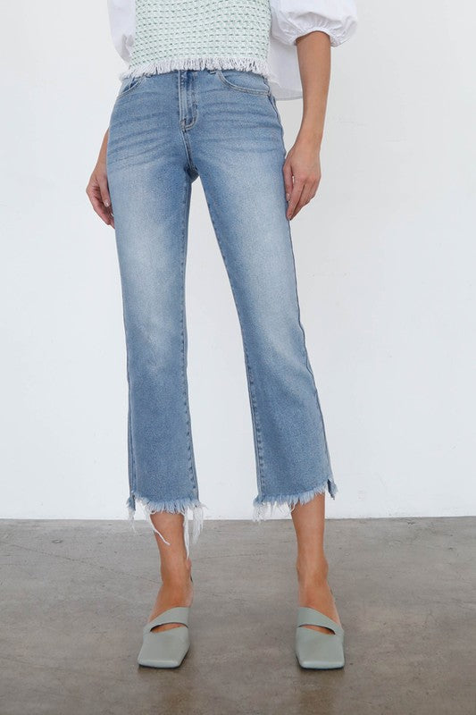 JEANS CROPPED DE TIRO ALTO CON CORTE DE BOTA