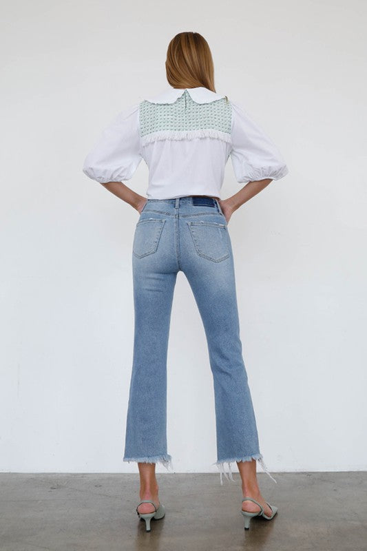 JEANS CROPPED DE TIRO ALTO CON CORTE DE BOTA