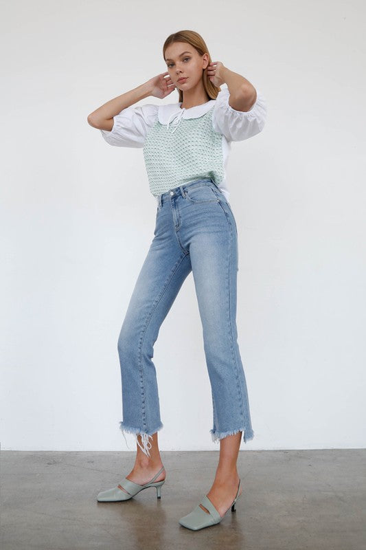 JEANS CROPPED DE TIRO ALTO CON CORTE DE BOTA