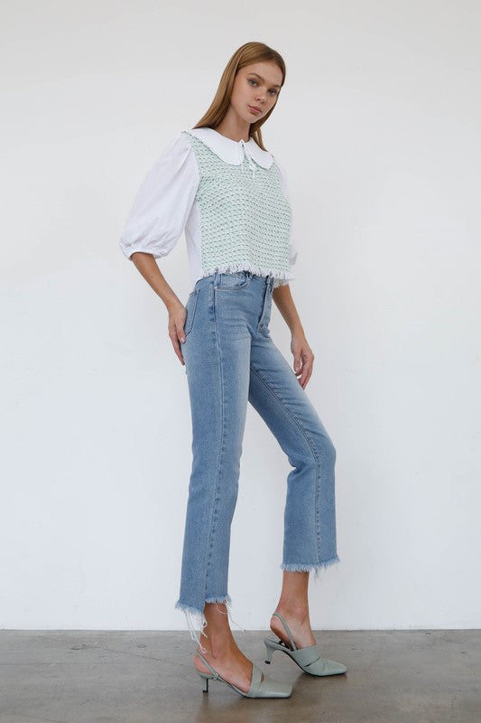 JEANS CROPPED DE TIRO ALTO CON CORTE DE BOTA