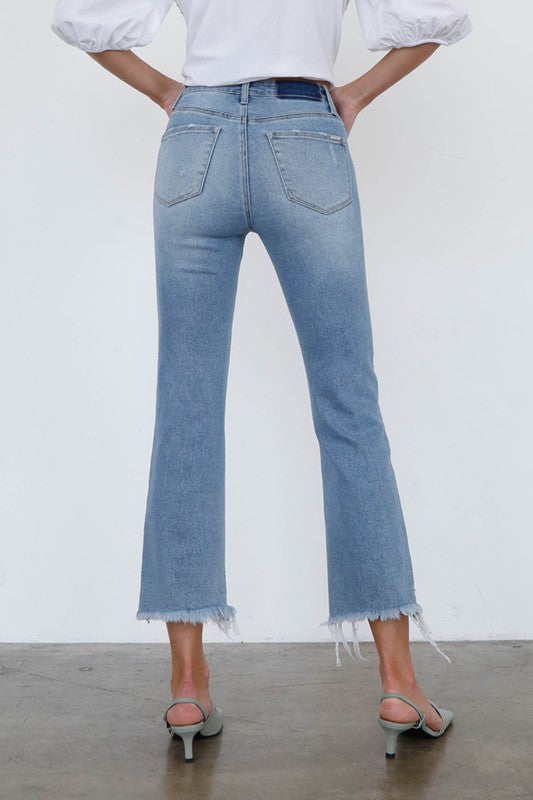 JEANS CROPPED DE TIRO ALTO CON CORTE DE BOTA