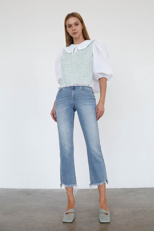 JEANS CROPPED DE TIRO ALTO CON CORTE DE BOTA