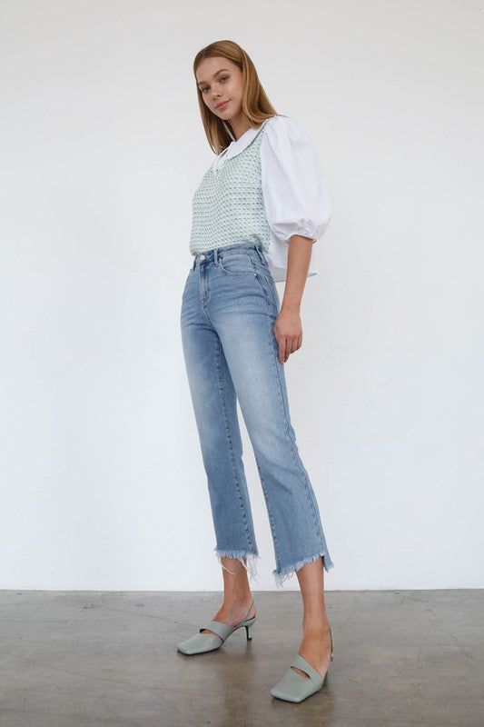 JEANS CROPPED DE TIRO ALTO CON CORTE DE BOTA