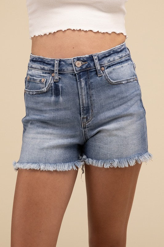 Shorts vaqueros de talle medio sin rematar con dobladillo deshilachado